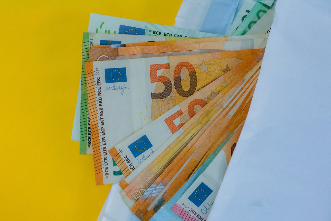 Banconote in euro conservate in una busta bianca